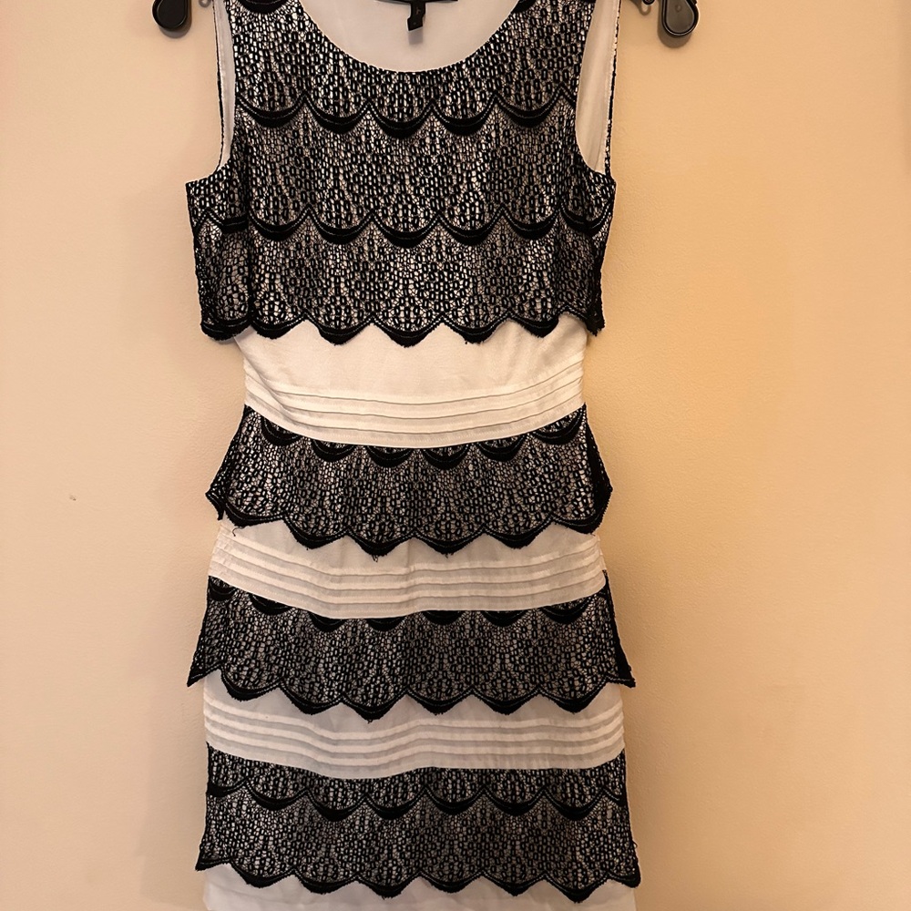 BCBG Maxazria ‘Lorena’ Black White Tiered Lace Dress size 0 Classic Sexy - Picture 2 of 6